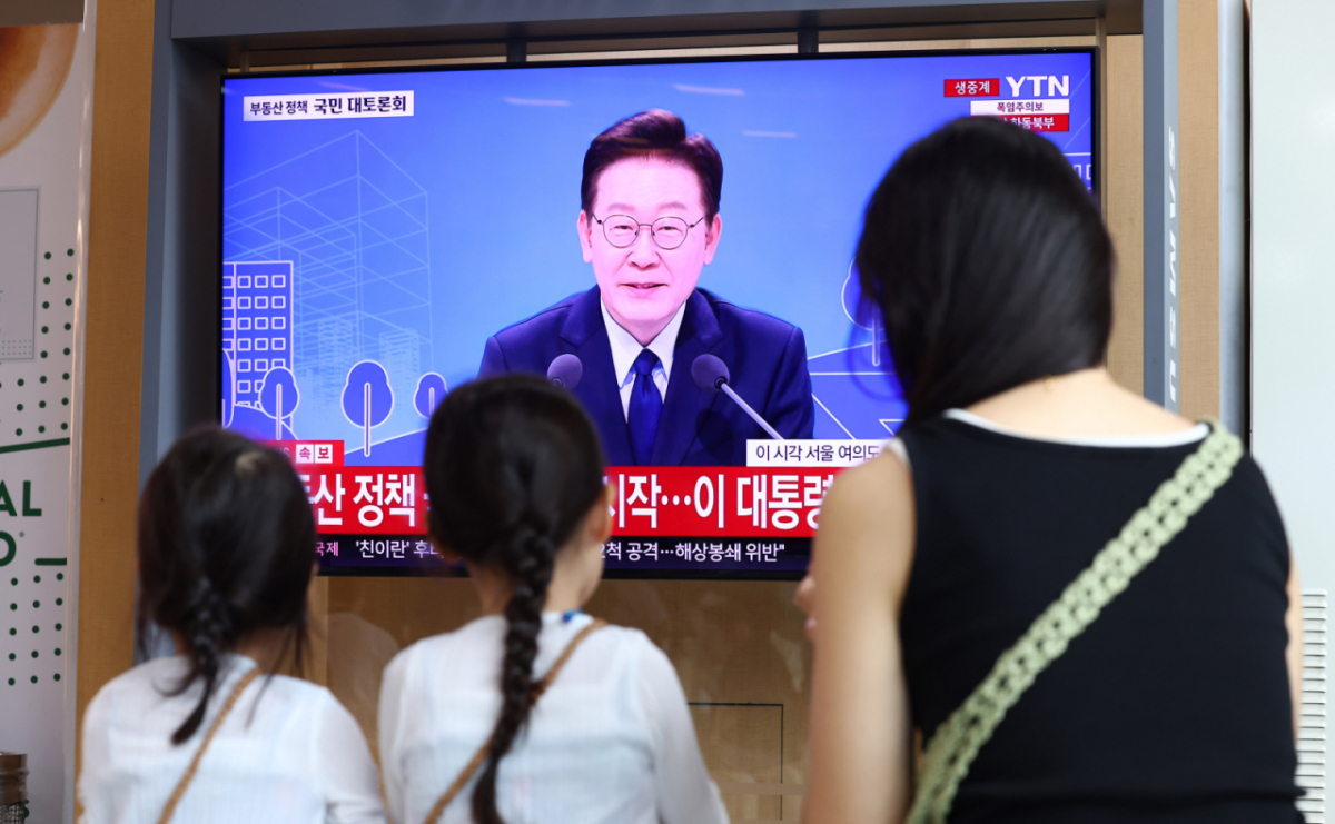 23일 서울 용산구 서울역 대합실에서 시민들이 이재명 대통령이 주재하는 '부동산 정책 국민 대토론회' 생중계를 시청하고 있다. /사진=뉴시스