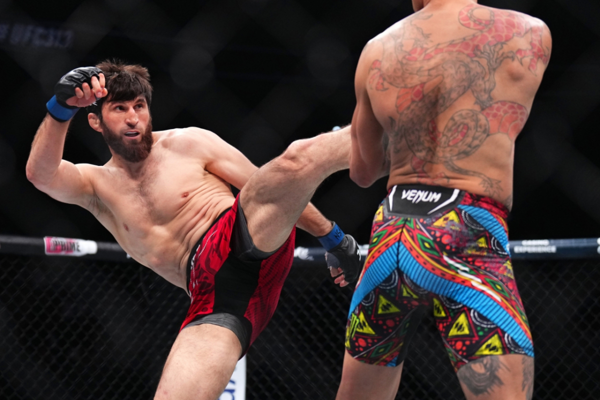 안칼라예프(왼쪽)가 왼발킥을 시도하고 있다. /사진=UFC 공식 제공