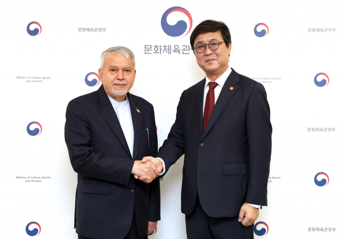 24일 국립현대미술관 서울관에서 최휘영 문화체육관광부 장관(오른쪽)이 이란의 세예드 살레히 아미리 문화유산·관광·수공예부 장관(왼쪽)과 만난 모습. / 사진제공 = 문화체육관광부