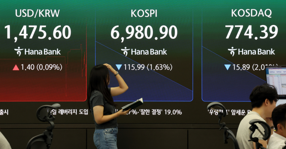 24일 서울 중구 하나은행 본점 딜링룸 전광판에 개장 시황이 나오고 있다. /사진=뉴스1