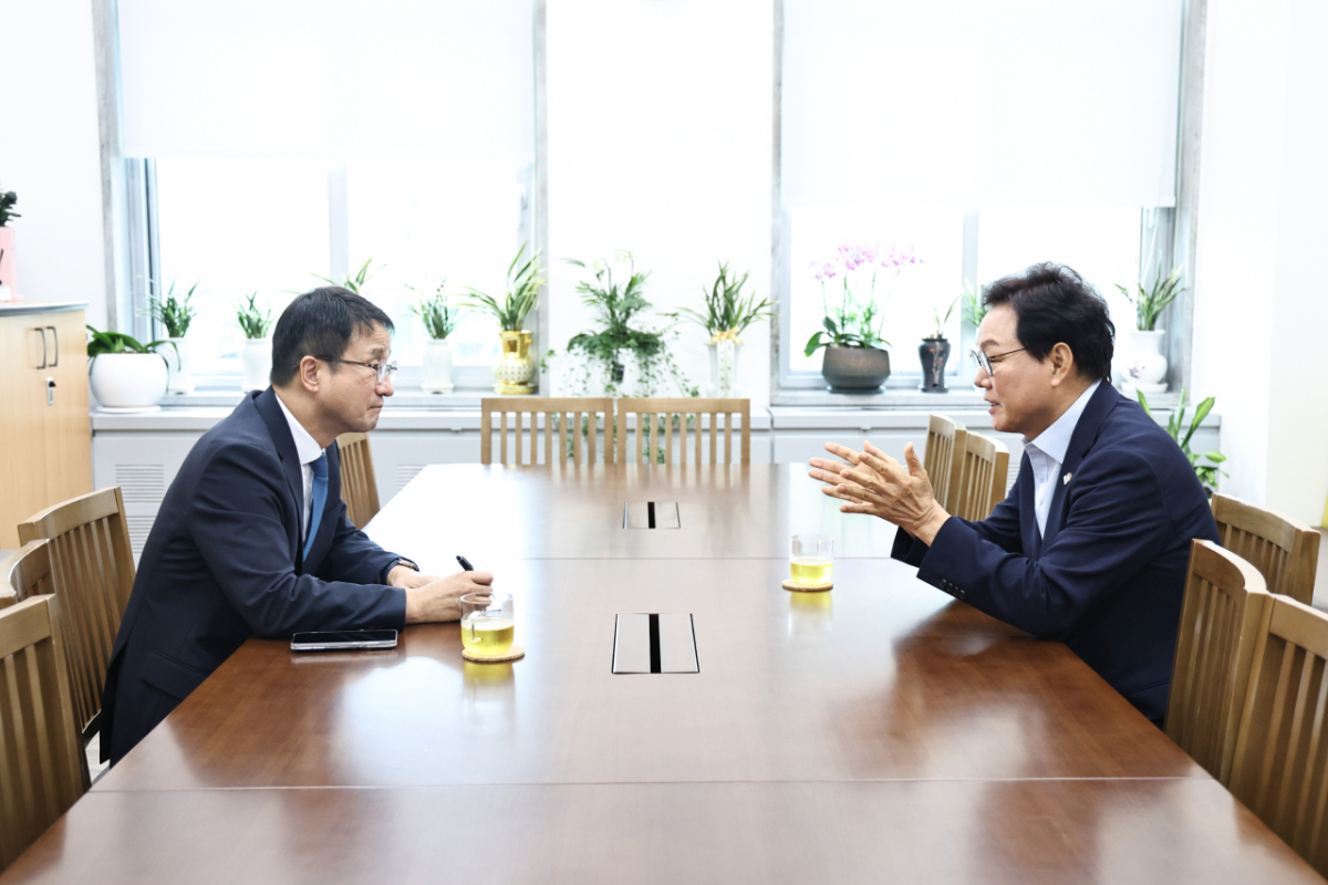 박완수 경남도지사(오른쪽)가 한병도 민주당 원내대표를 만나 우주항공복합도시 건설 특별법 등의 조속 제정을 건의하고 있다./사진제공=경남도