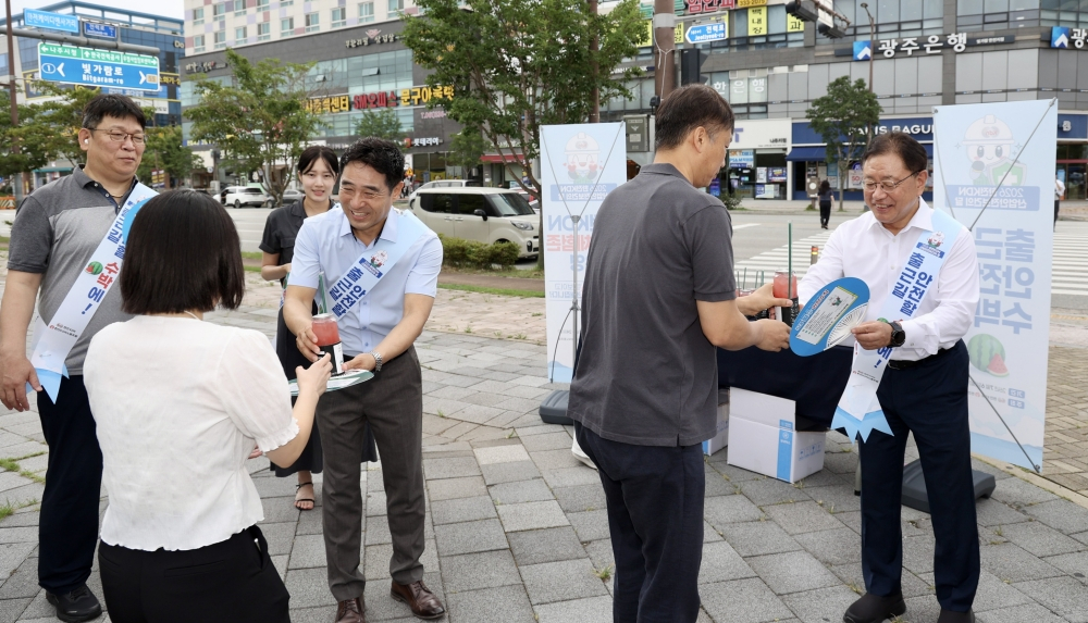 안전 캠페인 중 출근길 시민에게 부채와 음료를 전달하고 있는 박상형 한전KDN사장(오른쪽)과 최은식 노조위원장/사진제공=한전KDN