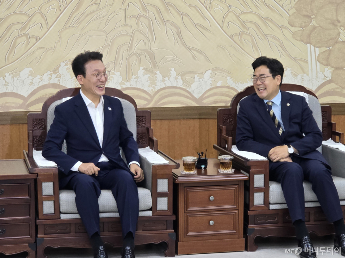 (인천=뉴스1) 유준상 기자 = 김민석 더불어민주당 당대표 후보가 24일 오전 인천시 남동구 인천시청 접견실에서 박찬대 인천시장과 만나 대화를 나누고 있다. 2026.7.26/뉴스1 Copyright © 뉴스1. All rights reserved. 무단 전재 및 재배포, AI학습 이용 금지. /사진=(인천=뉴스1) 유준상 기자