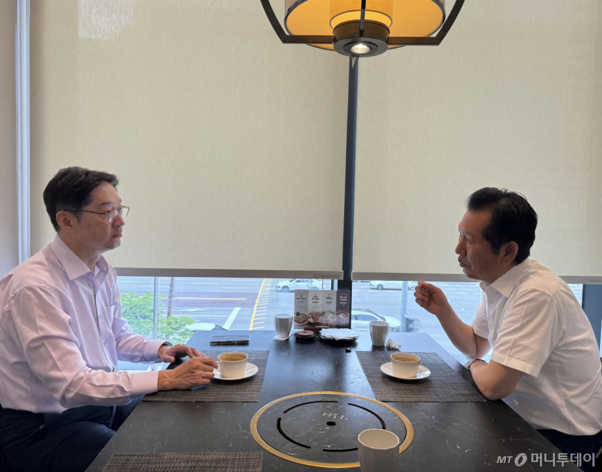 [서울=뉴시스] 정병혁 기자 = 정청래(오른쪽) 더불어민주당 당대표 후보가 24일 서울 모처에서 김경수 전 경남도지사와 만나 조찬간담회를 하고 있다. (사진=정청래 후보 제공) 2026.07.24. photo@newsis.com *재판매 및 DB 금지 /사진=