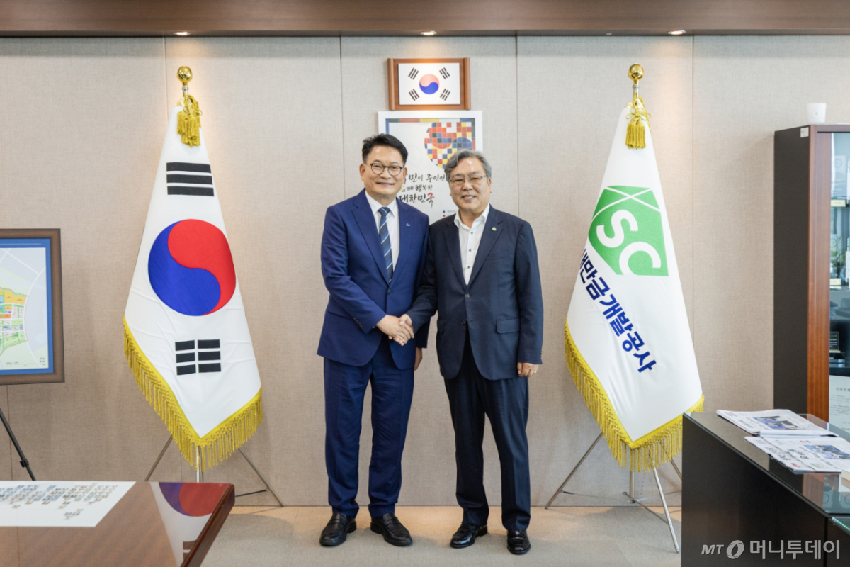 [서울=뉴시스] 정병혁 기자 = 송영길 더불어민주당 당대표 후보가 24일 전북 군산시 새만큼 개발공사를 찾아 나경균 사장과 기념촬영을 하고 있다. (사진=송영길 후보 제공) 2026.07.24. photo@newsis.com *재판매 및 DB 금지 /사진=