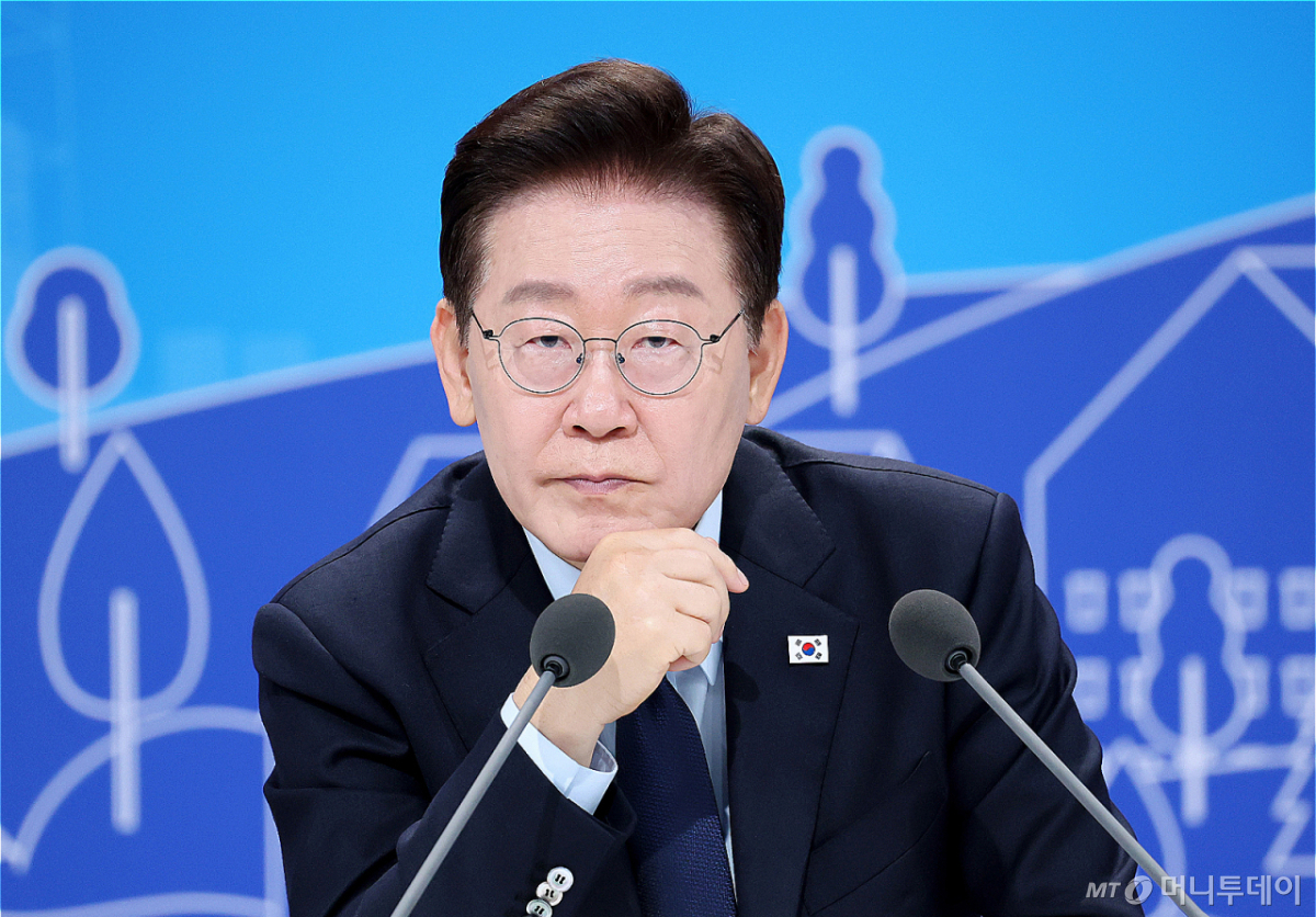 [서울=뉴시스] 김진아 기자 = 이재명 대통령이 23일 서울 여의도 KBS 별관에서 열린 부동산정책 국민 대토론회에서 참석자들의 질문을 경청하고 있다. (청와대통신사진기자단)  2026.07.23.  /사진=김진아