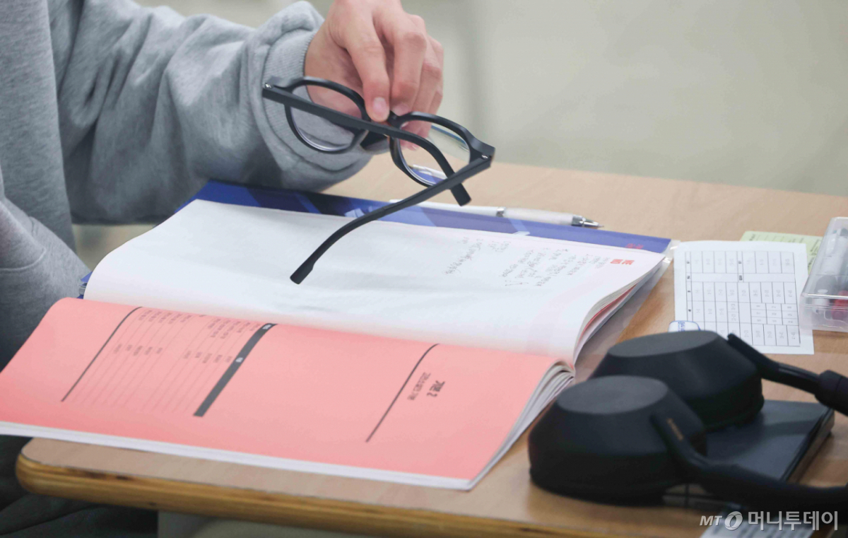 기사의 내용과 직접적인 연관성은 없는 수험생과 교재 사진. /사진=뉴시스 /사진=류현주