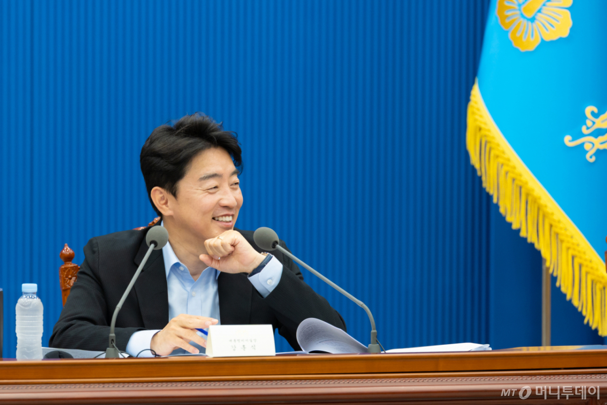 (서울=뉴스1) 이재명 기자 = 강훈식 비서실장이 14일 청와대에서 열린 청년미래자문단 최종회의에서 발언을 하고 있다. (청와대 제공. 재판매 및 DB 금지) 2026.6.14/뉴스1 Copyright © 뉴스1. All rights reserved. 무단 전재 및 재배포, AI학습 이용 금지. /사진=(서울=뉴스1) 이재명 기자