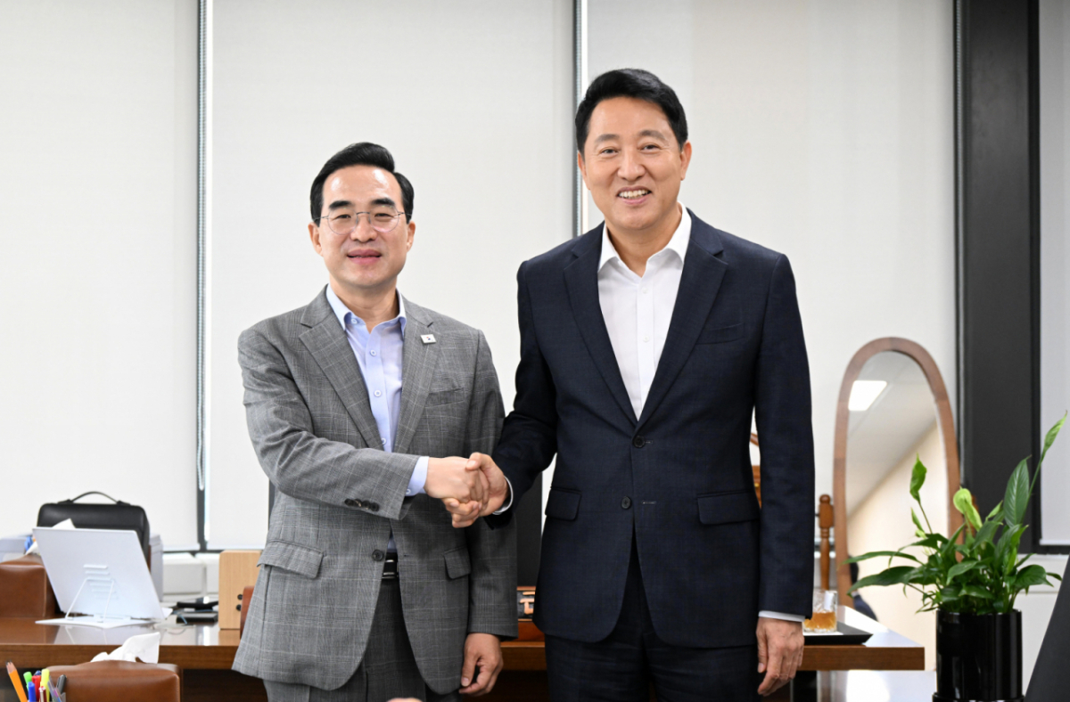 오세훈 서울시장(오른쪽)이 24일 서울 중구 한국재정정보원에서 박홍근 기획예산처 장관(왼쪽)을 만나 기념 촬영을 하고 있다. /사진=뉴스1