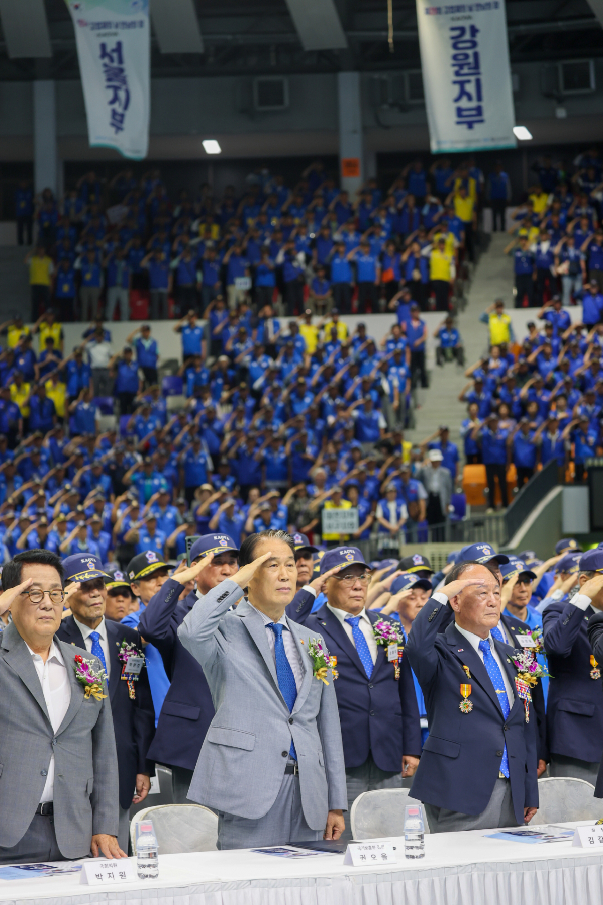 권오을 국가보훈부 장관이 2026년 7월 16일 오후 수원시 장안구 수원실내체육관에서 열린 제29회 고엽제의 날 전우 만남의 장 행사에 참석하여 주요내빈과 함께 국민의례를 하고 있다./사진제공=보훈부.