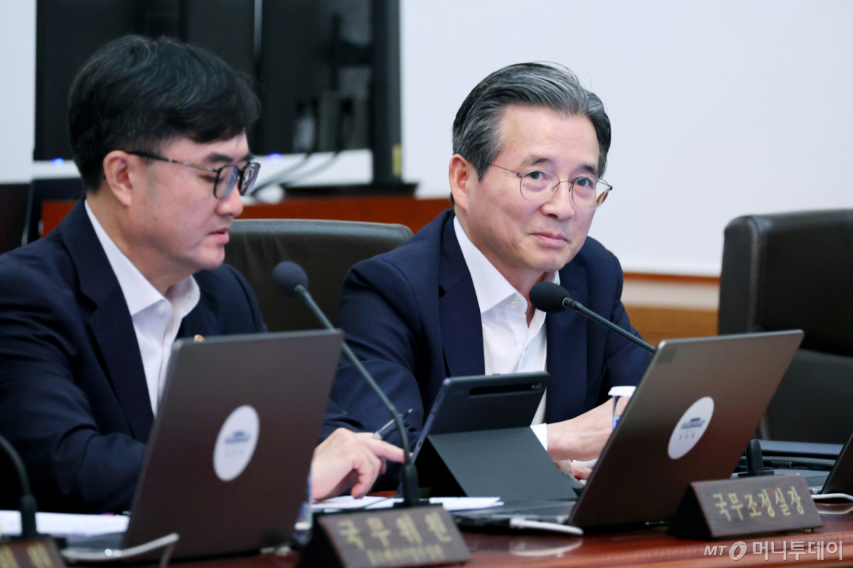 [서울=뉴시스] 김진아 기자 = 김용범 정책실장이 21일 청와대에서 열린 국무회의에서 이재명 대통령의 발언을 경청하고 있다. (청와대통신사진기자단) 2026.07.21. bluesoda@newsis.com /사진=김진아