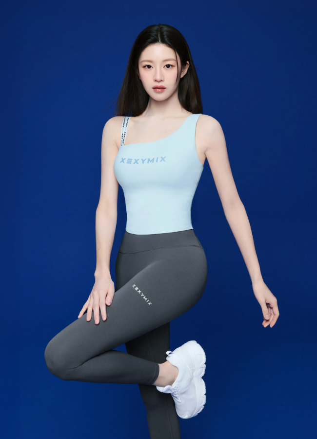 고윤정이 착장한 젝시믹스 ‘언밸런스 로고밴딩 크롭탑'. /사진제공=젝시믹스