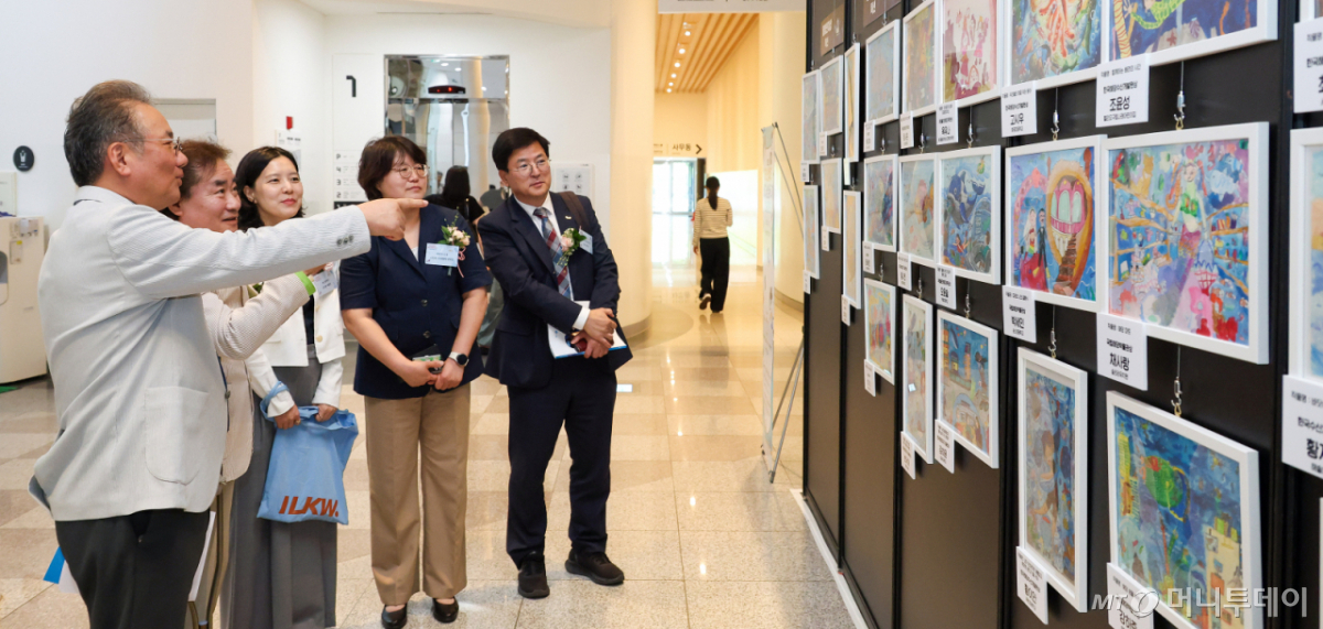 24일 '50년 후의 바다상상하기 그림공모전' 시상식이 열린 부산 국립해양박물관 대강당 앞에 마련된 공모전 수상작 전시관에서 내빈들이 작품들을 둘러보고 있다. /사진=김창현 기자 chmt@