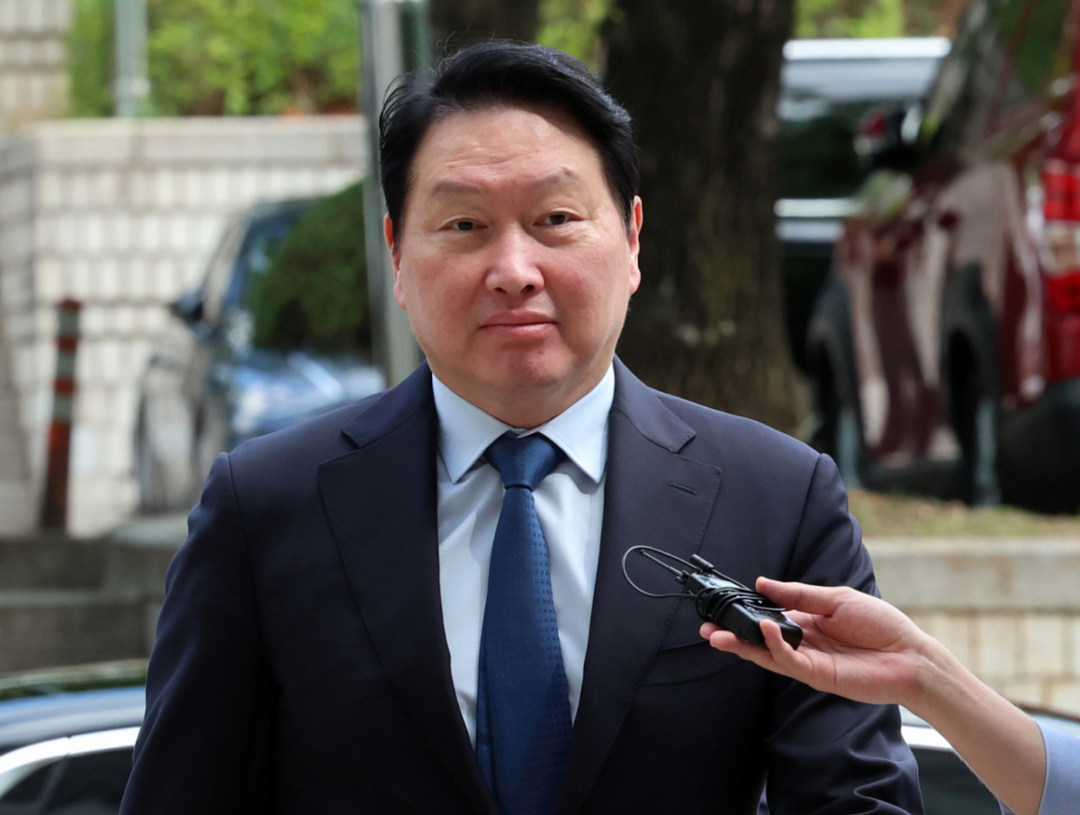 최태원 SK그룹 회장이 지난 6월26일 오전 서울 서초구 서울고법에서 열린 노소영 아트센터 나비 관장과의 재산 분할 소송 파기환송심 2차 변론기일에 출석하고 있다 /사진=뉴시스