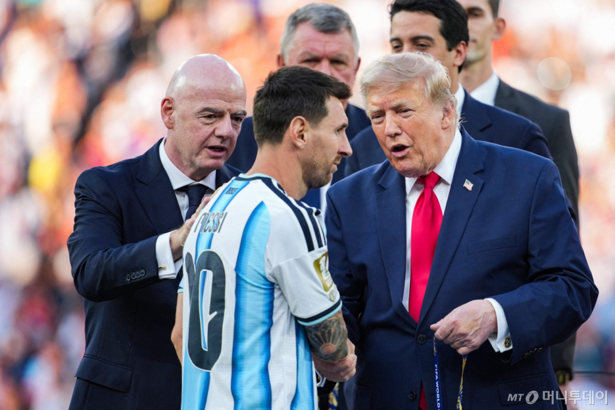 (AFP=뉴스1) 송원영 기자 = 19일(현지시간) FIFA 회장 잔니 인판티노와 미국 대통령 도널드 트럼프가 뉴저지주 이스트 러더퍼드에 위치한 뉴욕 뉴저지 스타디움에서 열린 2026 FIFA 월드컵 결승전에서 스페인에 패한 아르헨티나의 리오넬 메시에게 준우승 메달을 수여하고 있다. ⓒ AFP=뉴스1 Copyright © 뉴스1. All rights reserved. 무단 전재 및 재배포, AI학습 이용 금지. /사진=(AFP=뉴스1) 송원영 기자