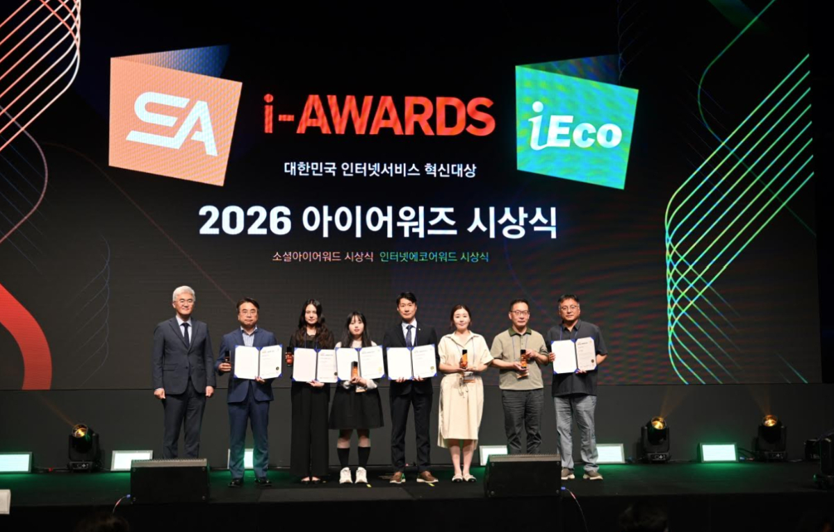 '2026 소셜아이어워드' 시상식에서 공공서비스 분야 블로그 부문 최우수상을 수상한 고혁성 홍보실장(사진 오른쪽 4번째)이 관계자들과 함께 기념사진을 찍었다. /사진=aT