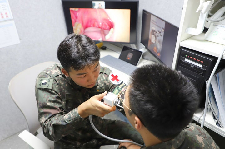 20일. 21사단 GOP대대 소속 의무병이 국군의무사령부 의료종합상황센터 군의관(화상)의 지시에 따라 환자의 상태를 확인하고 있다. /사진제공=뉴시스. 육군. 사진은 기사와 관계 없음.