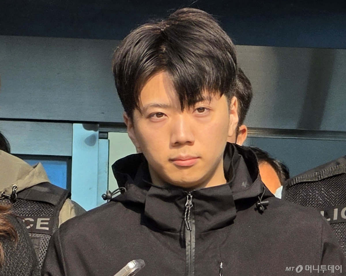 (광주=뉴스1) 이수민 기자 = 어린이날 광주 도심에서 일면식 없는 여고생을 살해해 살인·살인미수 등의 혐의를 받는 장윤기(23)가 14일 오전 광주 서부경찰서에서 검찰에 송치되고 있다. 장윤기는 이날 광주에선 처음으로 신상이 공개됐다. 2026.5.14/뉴스1 Copyright © 뉴스1. All rights reserved. 무단 전재 및 재배포, AI학습 이용 금지. /사진=(광주=뉴스1) 이수민 기자