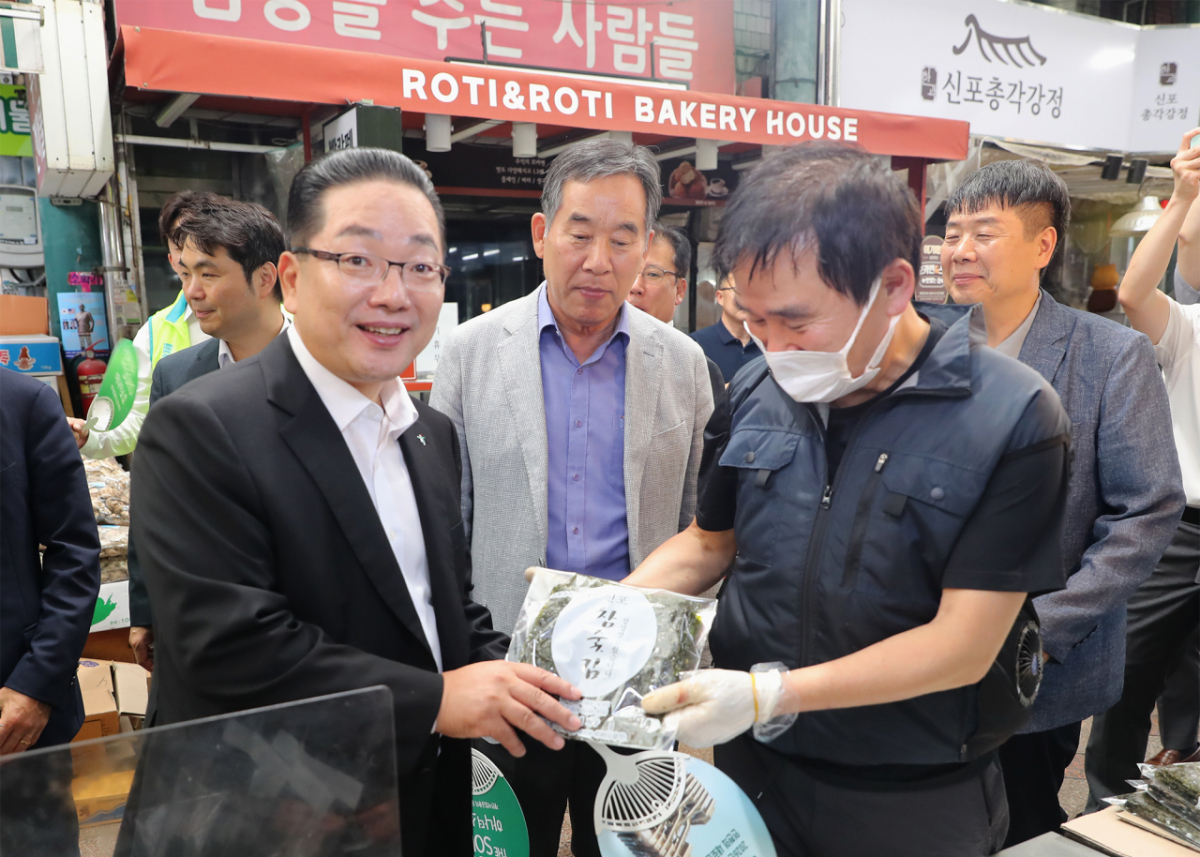 지난 23일 이호성 하나은행장(사진 왼쪽에서 첫번째)이 신포국제시장을 방문해 소통하는 시간을 가졌다./사진=하나은행