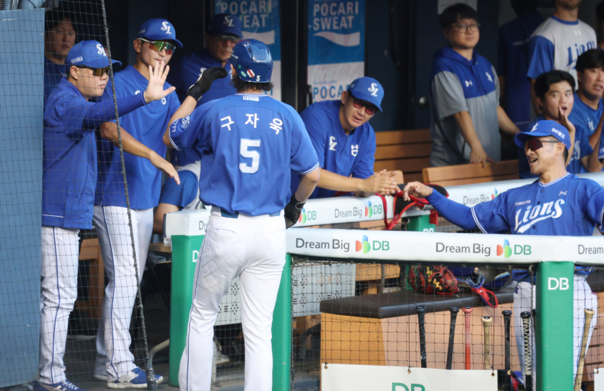 2026 신한 SOL KBO리그 두산 베어스 대 삼성 라이온즈 경기가 24일 서울 잠실야구장에서 열렸다. 삼성 3회초 1사 1,3루에서 3루주자 구자욱이 디아즈의 적시타 때 득점한 후 박진만 감독의 환영을 받고 있다. /사진=김진경 kim.jinkyung@