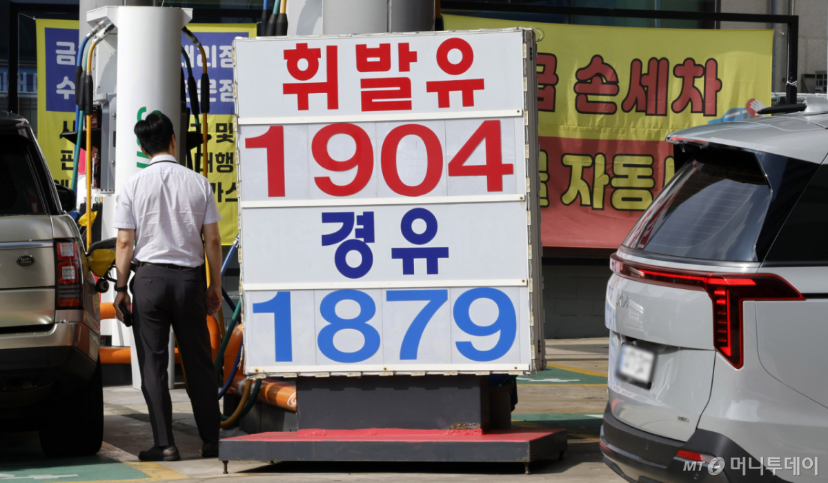 정부의 8차 석유 최고가격 발표를 앞둔 24일 서울시내 한 주유소에 유가 정보가 표시돼 있다. /사진=뉴시스 /사진=김혜진