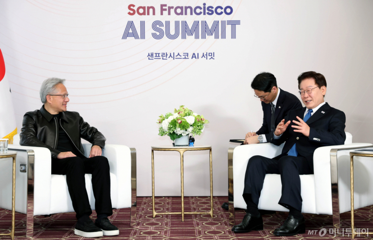 [샌프란시스코=뉴시스] 김진아 기자 = 이재명 대통령이 24일(현지 시간) 미국 샌프란시스코 한 호텔에서 젠슨 황 엔비디아 CEO와 면담을 하고 있다. 2026.07.25. bluesoda@newsis.com /사진=김진아