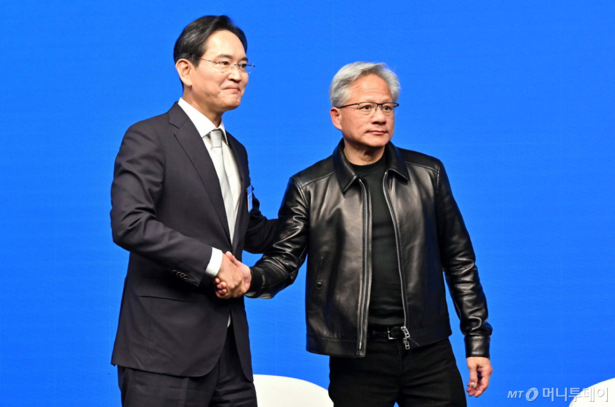 (샌프란시스코(미국)=뉴스1) 허경 기자 = 이재용 삼성전자 회장과 젠슨 황 엔비디아 CEO가 24일(현지시각) 미국 샌프란시스코에서 열린 샌프란시스코 AI서밋에서 인사하고 있다. 2026.7.25/뉴스1 Copyright © 뉴스1. All rights reserved. 무단 전재 및 재배포, AI학습 이용 금지. /사진=(샌프란시스코(미국)=뉴스1) 허경 기자