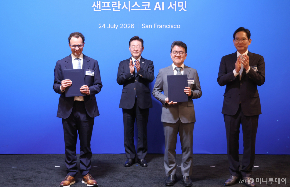 (샌프란시스코(미국)=뉴스1) 허경 기자 = 이준희 삼성 SDS 사장과 다리오 아모데이 앤트로픽 최고경영자가 24일(현지시간) 이재명 대통령이 임석한 가운데 미국 샌프란시스코 더 미드웨이에서 열린 AI 서밋에 앞서 전략적 파트너십 협약(SPA)을 체결한 뒤 기념 촬영을 하고 있다. 오른쪽은 이재용 삼성전자 회장. 2026.7.25/뉴스1 Copyright © 뉴스1. All rights reserved. 무단 전재 및 재배포, AI학습 이용 금지. /사진=(샌프란시스코(미국)=뉴스1) 허경 기자