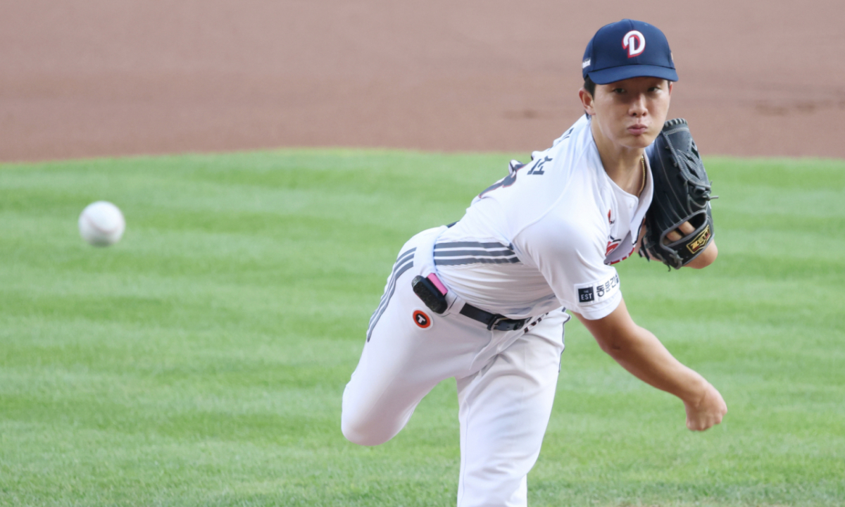 10승 사냥에 나선 다승 1위 최민석이 아홉수 된통 걸렸다.   2026 신한 SOL KBO리그 두산 베어스 대 삼성 라이온즈 경기가 24일 서울 잠실야구장에서 열렸다  두산 선발 최민석은 2⅔이닝(72구) 7피안타 4볼넷 1탈삼진 10실점(4자책)으로 무너지며 올 시즌 3패째를 떠안았다.        앞선 17차례 선발 등판에서 최소 4이닝을 소화했던 최민석이 3회에 강판된 것은 올 시즌 처음이다. 한 경기 10실점 역시 시즌 개인 최다 기록이다. /사진=김진경 kim.jinkyung@