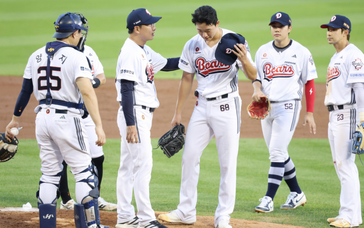 10승 사냥에 나선 다승 1위 최민석이 아홉수 된통 걸렸다.   2026 신한 SOL KBO리그 두산 베어스 대 삼성 라이온즈 경기가 24일 서울 잠실야구장에서 열렸다  두산 선발 최민석은 2⅔이닝(72구) 7피안타 4볼넷 1탈삼진 10실점(4자책)으로 무너지며 올 시즌 3패째를 떠안았다.        앞선 17차례 선발 등판에서 최소 4이닝을 소화했던 최민석이 3회에 강판된 것은 올 시즌 처음이다. 한 경기 10실점 역시 시즌 개인 최다 기록이다. /사진=김진경 kim.jinkyung@