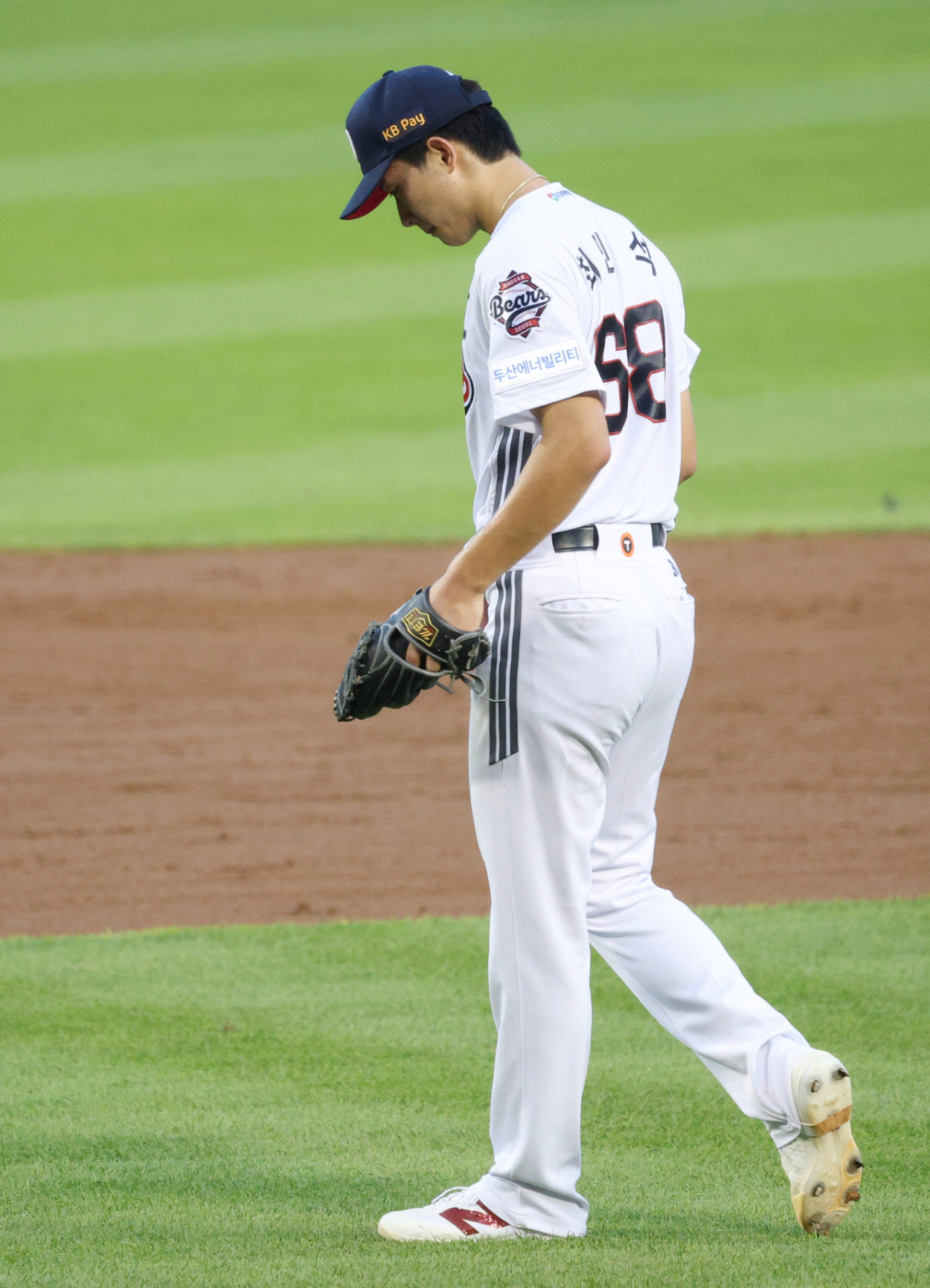 10승 사냥에 나선 다승 1위 최민석이 아홉수 된통 걸렸다.   2026 신한 SOL KBO리그 두산 베어스 대 삼성 라이온즈 경기가 24일 서울 잠실야구장에서 열렸다  두산 선발 최민석은 2⅔이닝(72구) 7피안타 4볼넷 1탈삼진 10실점(4자책)으로 무너지며 올 시즌 3패째를 떠안았다.        앞선 17차례 선발 등판에서 최소 4이닝을 소화했던 최민석이 3회에 강판된 것은 올 시즌 처음이다. 한 경기 10실점 역시 시즌 개인 최다 기록이다. /사진=김진경 kim.jinkyung@