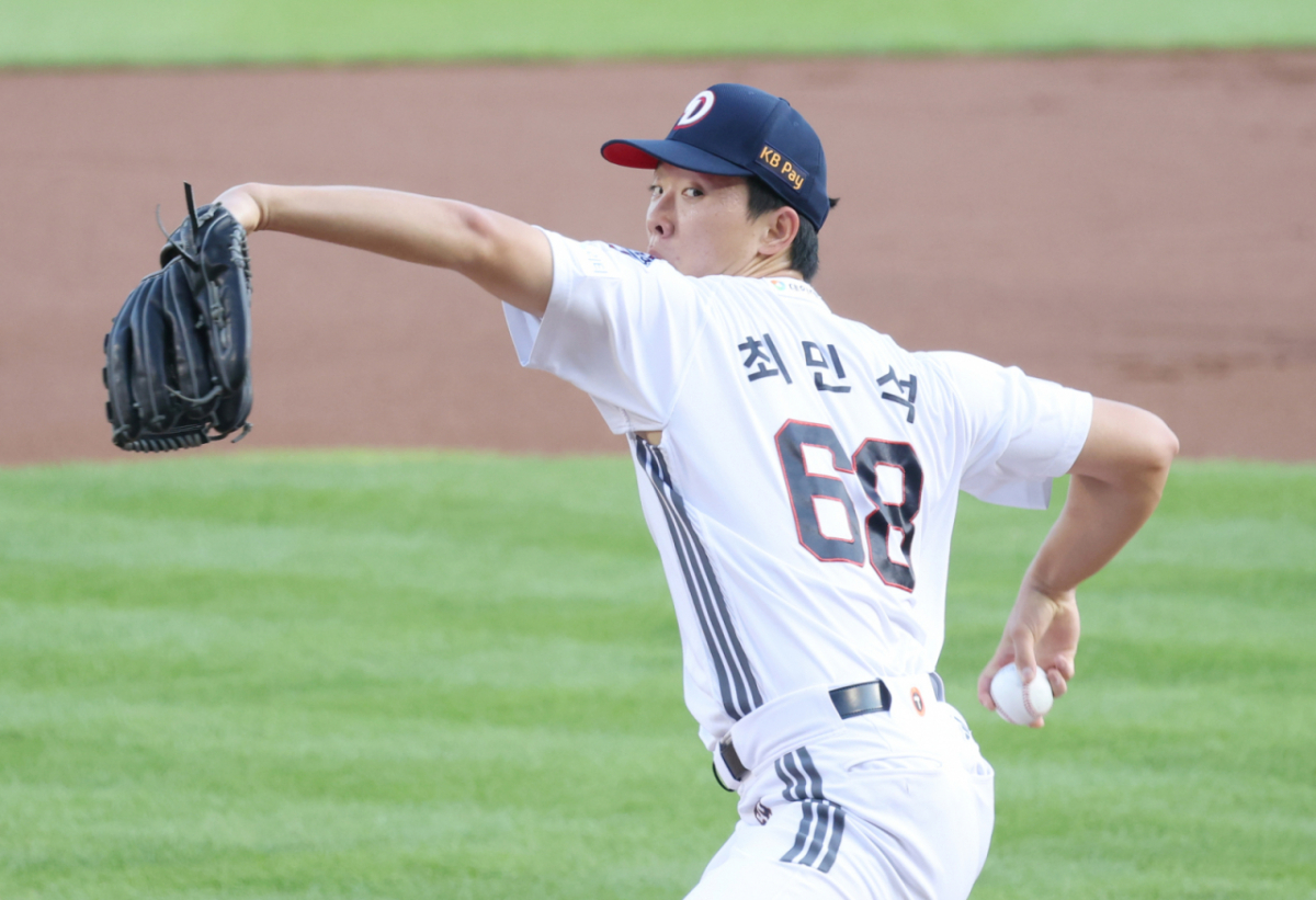 10승 사냥에 나선 다승 1위 최민석이 아홉수 된통 걸렸다.   2026 신한 SOL KBO리그 두산 베어스 대 삼성 라이온즈 경기가 24일 서울 잠실야구장에서 열렸다  두산 선발 최민석은 2⅔이닝(72구) 7피안타 4볼넷 1탈삼진 10실점(4자책)으로 무너지며 올 시즌 3패째를 떠안았다.        앞선 17차례 선발 등판에서 최소 4이닝을 소화했던 최민석이 3회에 강판된 것은 올 시즌 처음이다. 한 경기 10실점 역시 시즌 개인 최다 기록이다. /사진=김진경 kim.jinkyung@