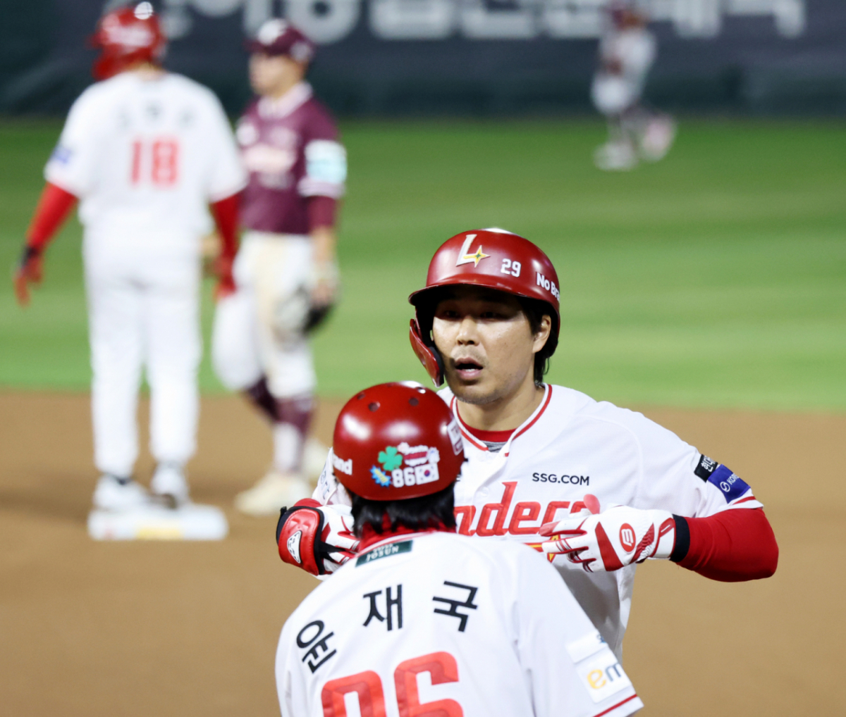 SSG 랜더스 한유섬(오른쪽). /사진=강영조 선임기자