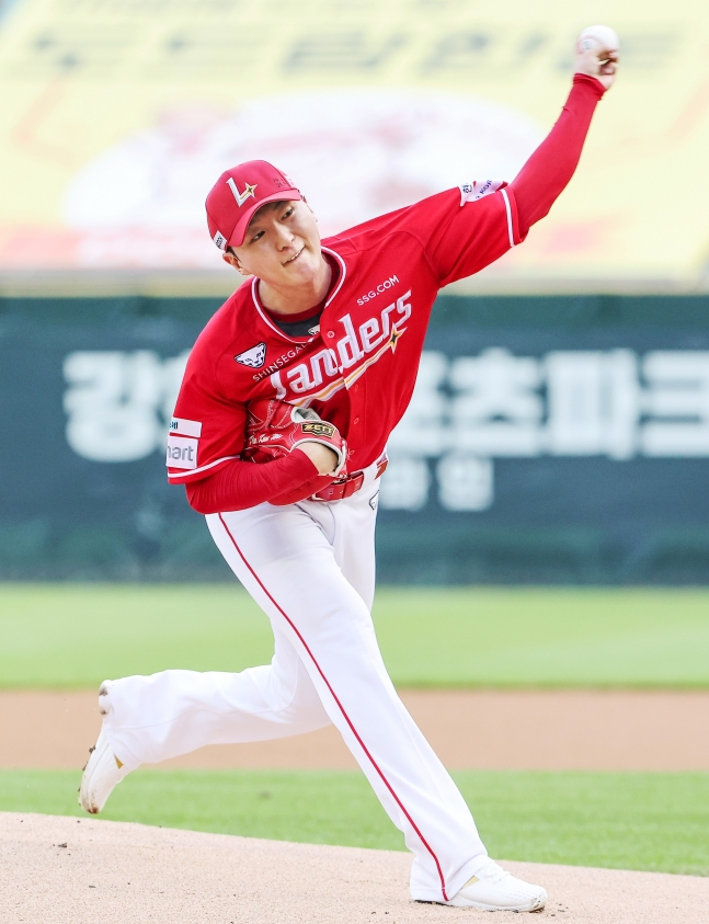 SSG 랜더스 김건우가 25일 인천 SSG랜더스필드에서 열린 NC 다이노스와 홈경기에 선발 등판해 역투하고 있다. /사진=SSG 랜더스 제공