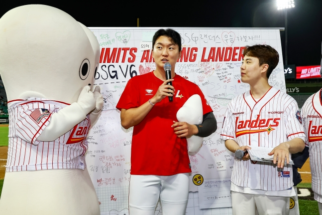 SSG 랜더스 김건우가 25일 인천 SSG랜더스필드에서 열린 NC 다이노스와 홈경기에 선발 등판해 승리 투수가 된 뒤 단상 인터뷰를 하고 있다. /사진=SSG 랜더스 제공