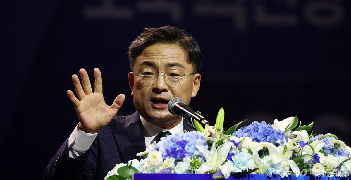 (수원=뉴스1) 황기선 기자 = 조국혁신당 신임 당대표로 선출된 신장식 의원이 25일 오후 경기 수원시 수원컨벤션센터에서 열린 2026 전국당원대회에서 대표 수락연설을 하고 있다.  2026.7.25/뉴스1  Copyright © 뉴스1. All rights reserved. 무단 전재 및 재배포,  AI학습 이용 금지. /사진=(수원=뉴스1) 황기선 기자