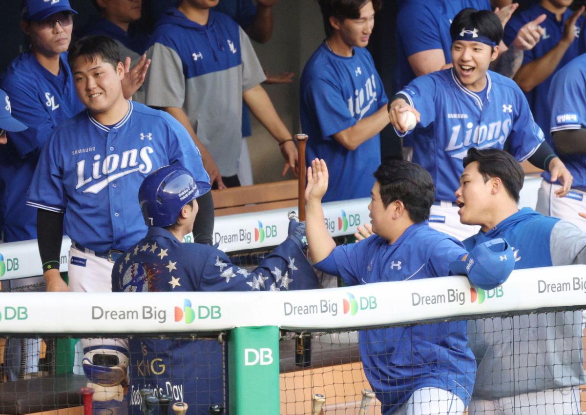 2026 신한 SOL KBO리그 두산 베어스 대 삼성 라이온즈 경기가 25일 서울 잠실야구장에서 열렸다.  삼성 이재현이 3회초 2사 3루에서 두산 선발 잭로그를 상대로 좌월 2점 홈런을 날리고 홈인한 후 동료들의 환영을 받고 있다. /사진=김진경 kim.jinkyung@