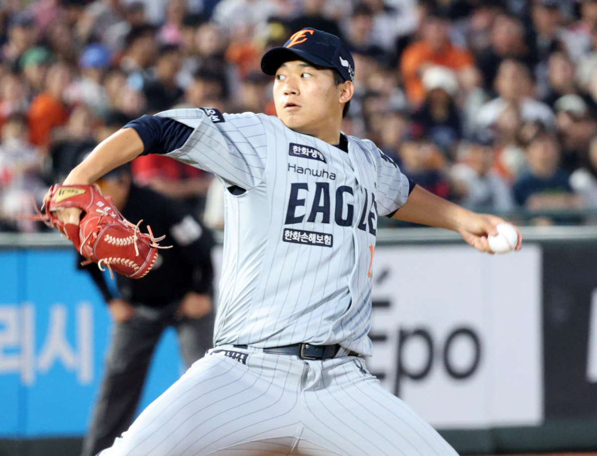 2025시즌 한화 이글스 소속으로 투구하고 있는 김기중. /사진=김진경 대기자
