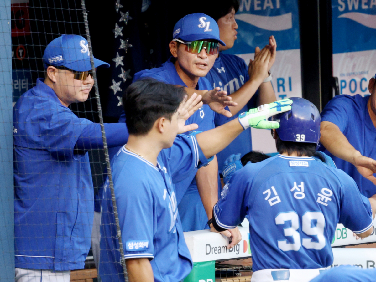 2026 신한 SOL KBO리그 두산 베어스 대 삼성 라이온즈 경기가 25일 서울 잠실야구장에서 열렸다. 삼성 3회초 1사 2,3루에서 구자욱의 3루타 때 역전 득점을 한 김지찬과 김성윤이 박진만 감독의 환영을 받고 있다. /사진=김진경 kim.jinkyung@