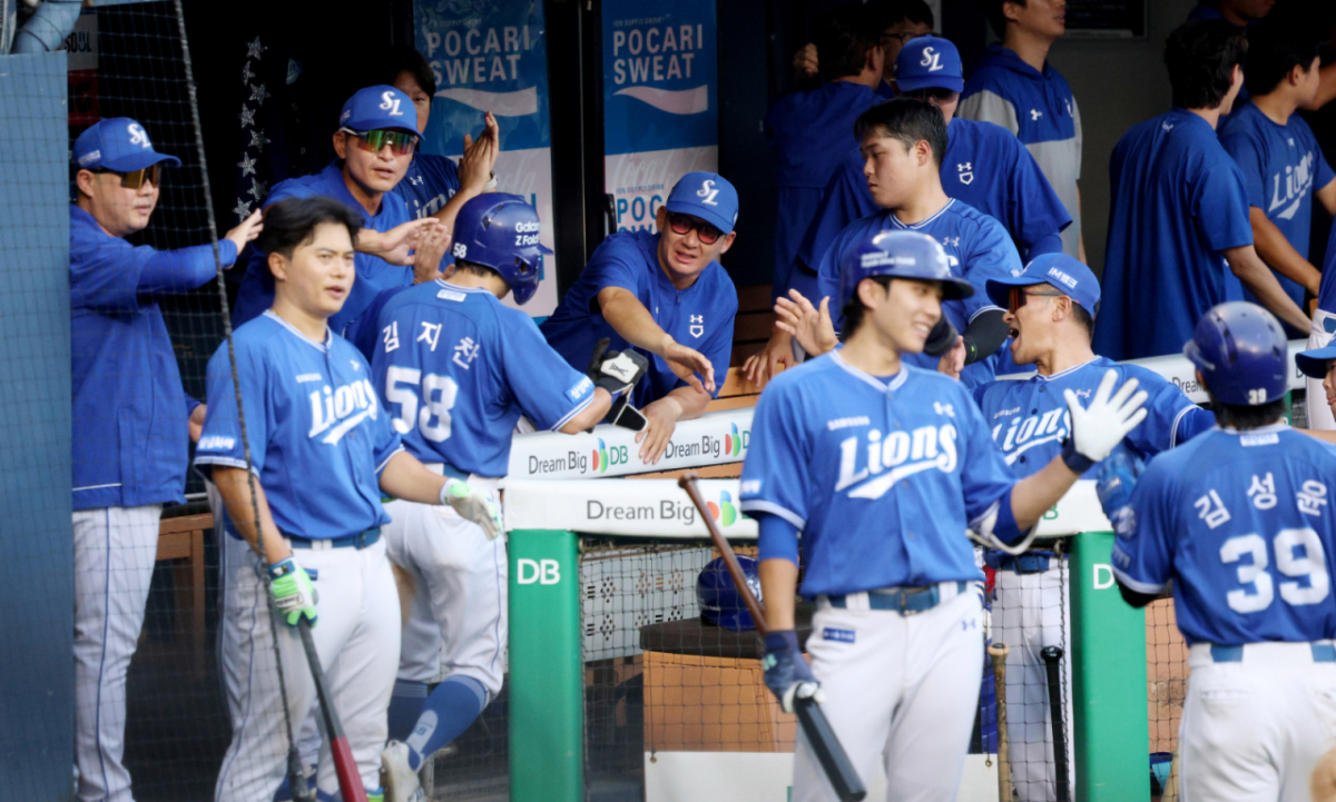 22026 신한 SOL KBO리그 두산 베어스 대 삼성 라이온즈 경기가 25일 서울 잠실야구장에서 열렸다. 삼성 3회초 1사 2,3루에서 구자욱의 3루타 때 역전 득점을 한 김지찬과 김성윤이 박진만 감독의 환영을 받고 있다. /사진=김진경 kim.jinkyung@
