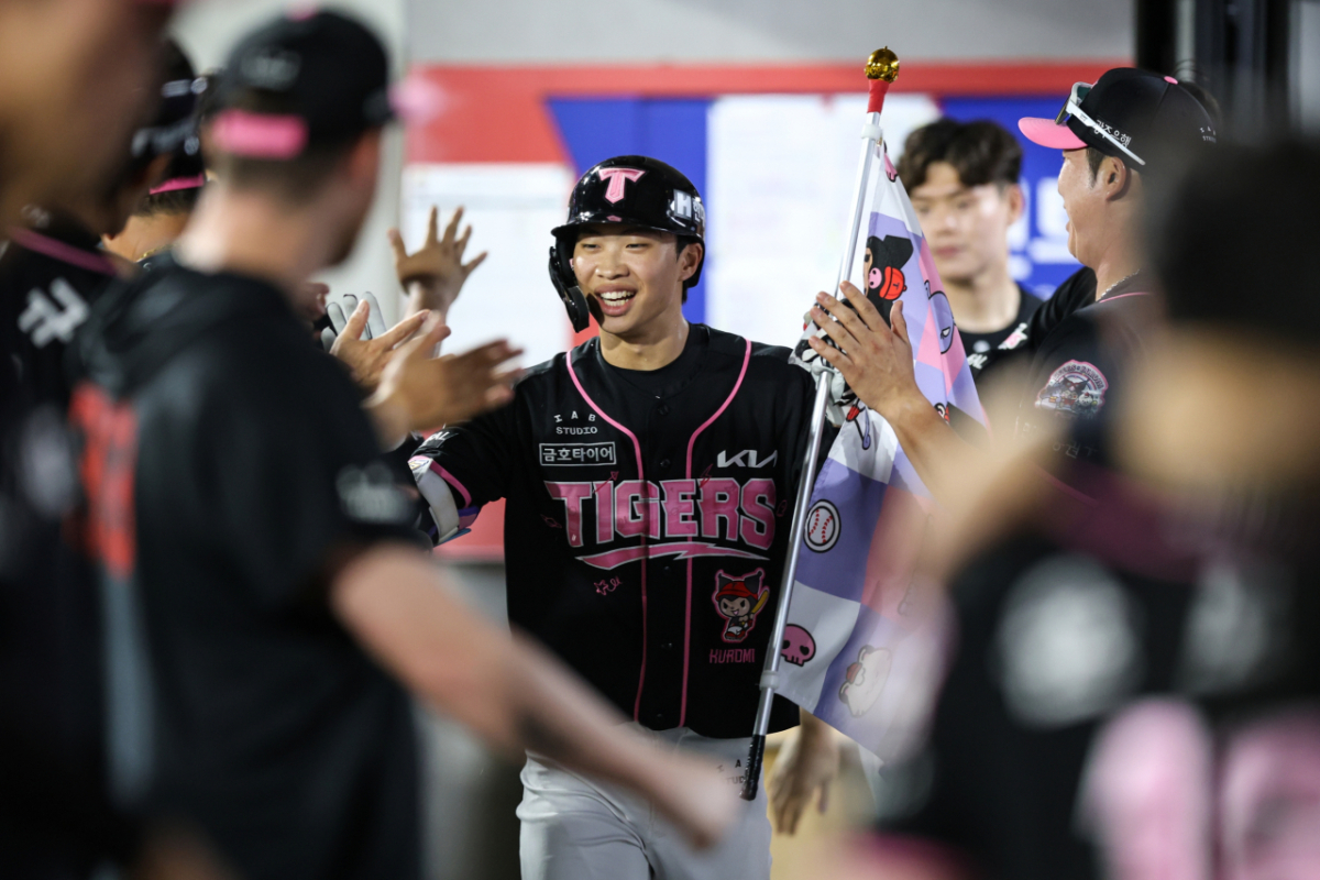 KIA 타이거즈 박재현이 25일 광주 키움전에서 홈런을 더그아웃에서 동료들과 함께 기쁨을 나누고 있다. /사진=KIA 타이거즈 제공