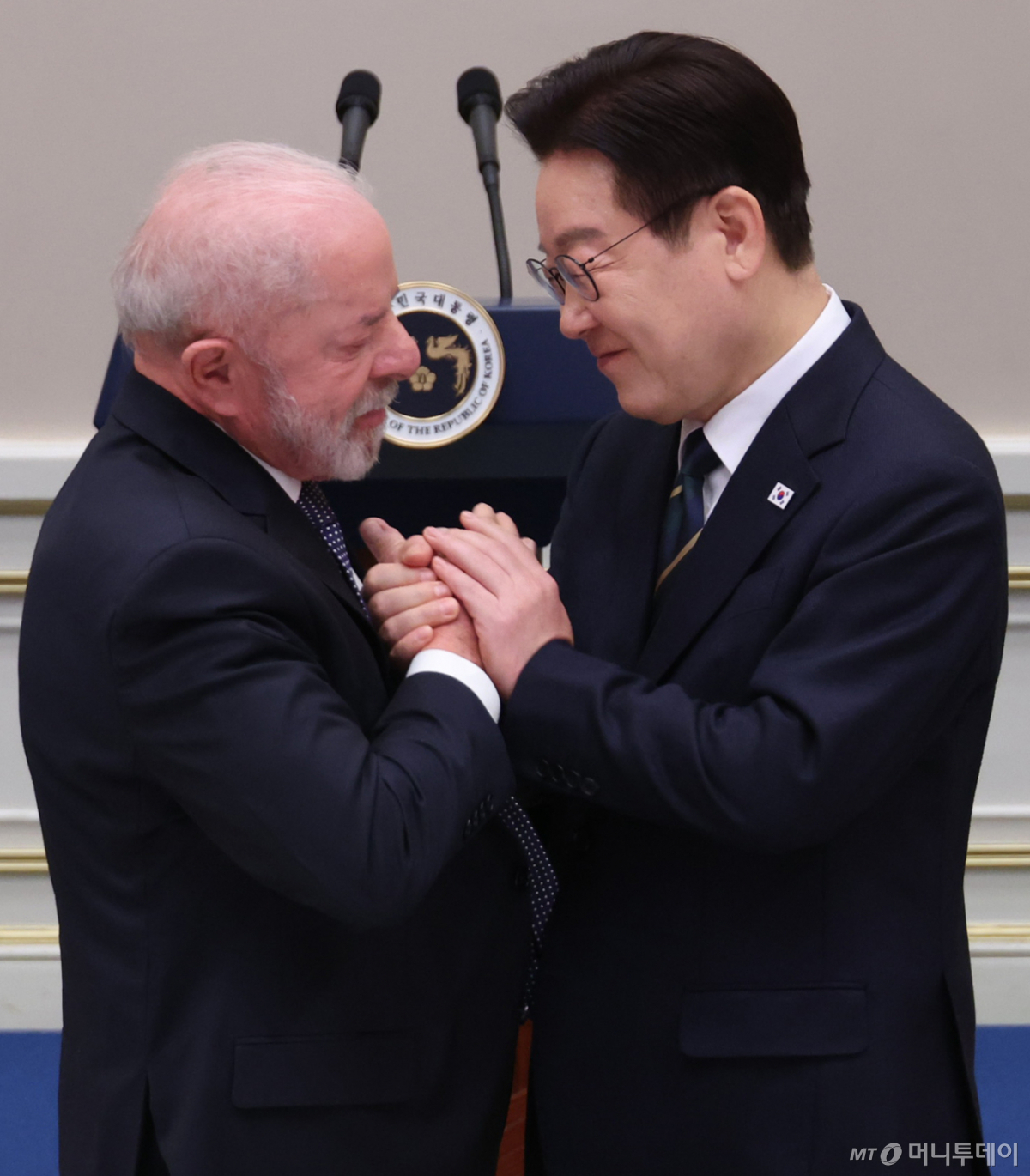 (서울=뉴스1) 이재명 기자 = 이재명 대통령과 루이스 이나시우 룰라 다시우바 브라질 대통령이 23일 청와대에서 열린 국빈 방한 환영 만찬에서 손을 맞잡고 있다. (청와대통신사진기자단) 2026.2.23/뉴스1 Copyright © 뉴스1. All rights reserved. 무단 전재 및 재배포, AI학습 이용 금지. /사진=(서울=뉴스1) 이재명 기자