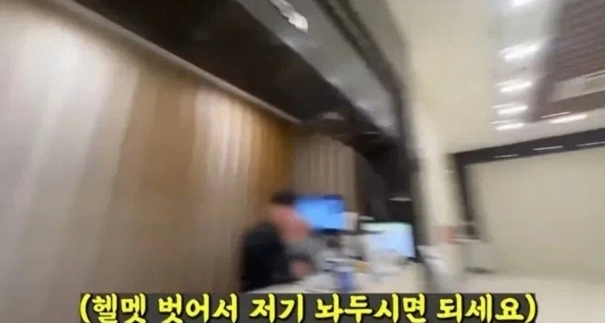 배달기사가 아파트 출입을 위해 헬멧을 벗고 개인정보를 작성하라는 요구를 받자 배달을 포기한 영상이 온라인에서 확산하며 논란이 되고 있다. /사진=유튜브 채널 해운대주민 갈무리