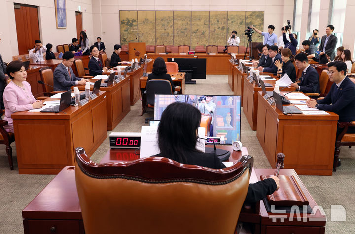 이재정 국회 문체위원장이 24일 여의도 국회에서 문화체육관광위윈회 제3차 전체회의를 주재하고 있다. /사진=뉴시스