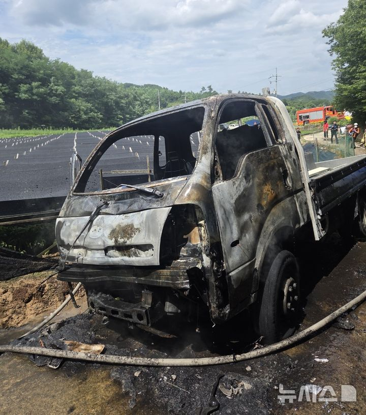 지난 25일 오후 1시쯤 충북 영동군 심천면 한 사거리에서 음주 상태로 1톤 화물차를 몰다 앞서가던 차를 들이받은 뒤 아무런 구호 조치 없이 달아난 뒤 약 1시간 뒤 자신의 차에 불을 지른 50대 A씨가 경찰에 붙잡혔다. 사진은 불타버린 화물차 모습. /사진=뉴시스(영동소방서 제공)