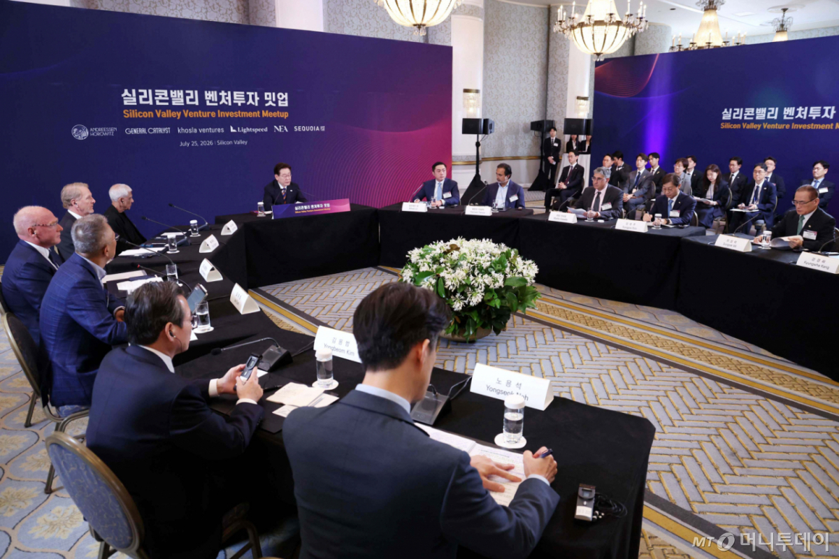 [샌프란시스코=뉴시스] 김진아 기자 = 이재명 대통령이 25일(현지 시간) 미국 샌프란시스코의 한 호텔에서 열린 실리콘밸리 벤처투자 밋업에서 인사말을 하고 있다. 2026.07.26. bluesoda@newsis.com /사진=