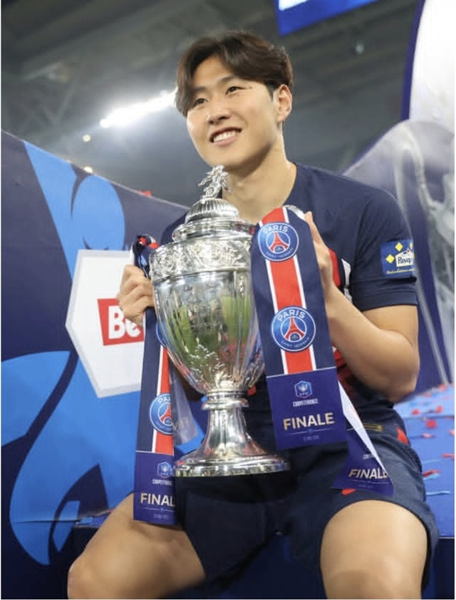 트로피를 들어올리는 이강인. /사진=PSG SNS