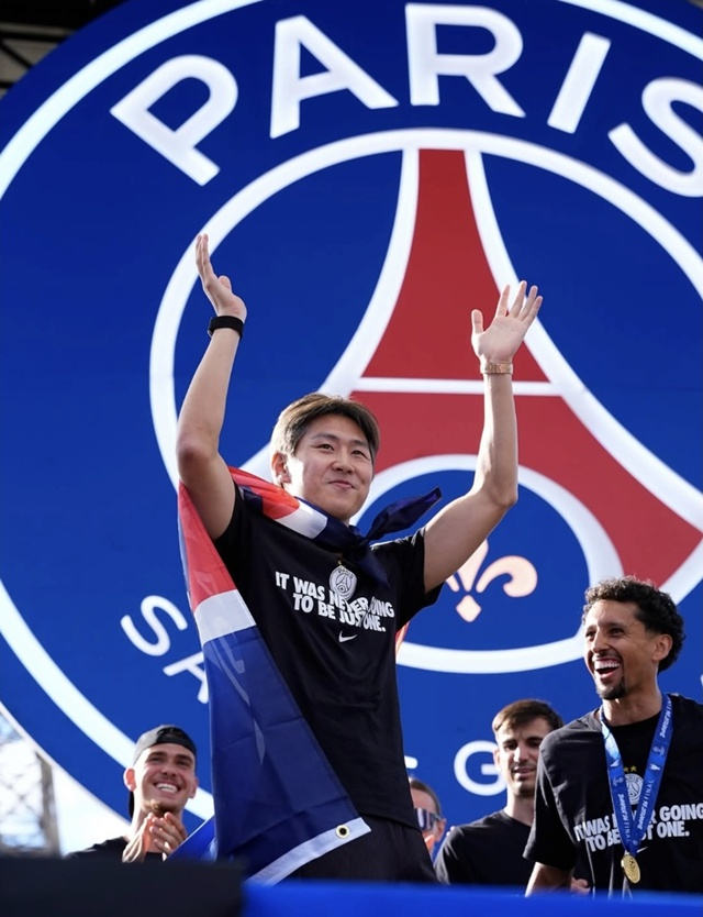 이강인이 우승 세리머니를 펼치고 있다. /사진=PSG SNS