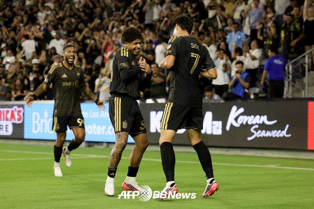 LAFC 손흥민(오른쪽)이 지난 23일 레알 솔트레이크전 득점 이후 동료들과 세리머니를 하고 있다. /AFPBBNews=뉴스1