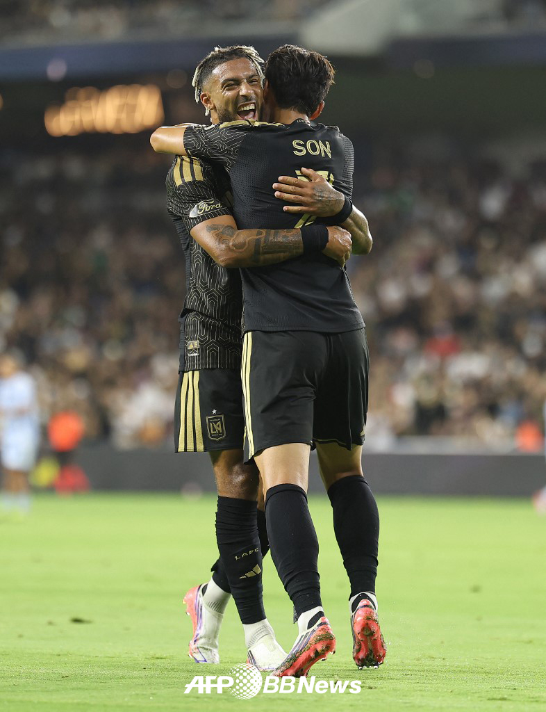 LAFC 손흥민(오른쪽)과 드니 부앙가가 26일(한국시간) 미국 LA BMO 스타디움에서 열린 캔자스시티와의 2026 미국 메이저리그사커(MLS) 18라운드 홈경기 득점 이후 세리머니를 하고 있다. /AFPBBNews=뉴스1
